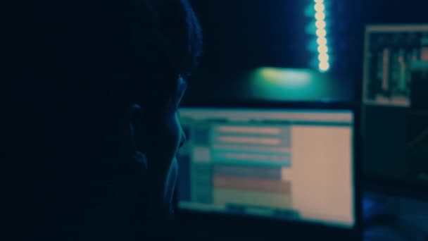 Inspelningsstudio Ljudtekniker Som Arbetar Med Bildskärmsredigering Ljud Processen För Inspelning — Stockvideo