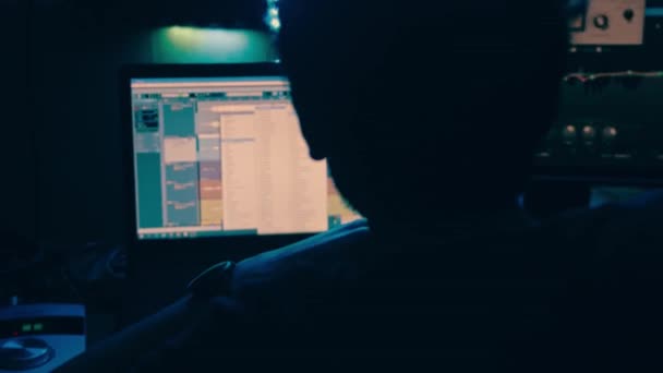 Studio Nagraniowe Dźwiękowiec Pracujący Przy Edytorze Monitorów Komputerowych Proces Nagrywania — Wideo stockowe