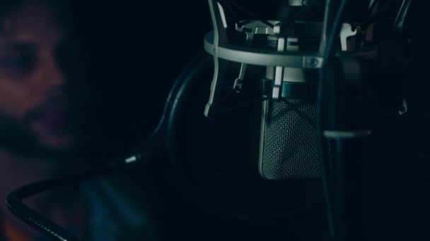 Retrato Bonito Cantor Rap Masculino Fones Ouvido Com Microfone Profissional — Vídeo de Stock