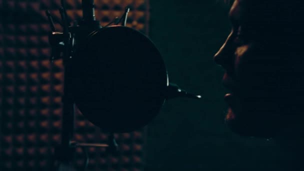 헤드폰에 전문적 마이크를 스튜디오에서 노래를 녹음하는 잘생긴 가수의 초상화 — 비디오