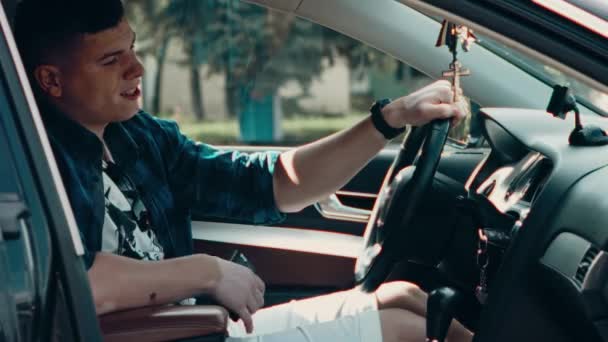 Pria Ahli Mobil Dengan Vitiligo Membuat Review Mobil Untuk Penonton — Stok Video