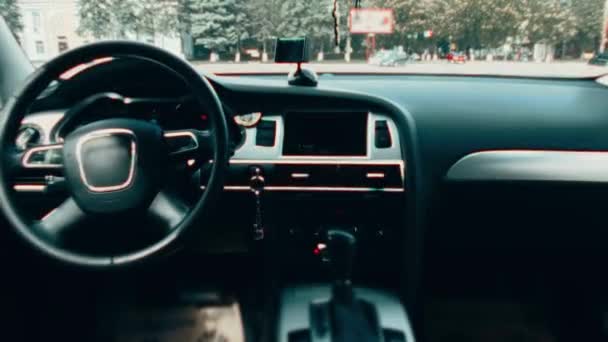Αρσενικό Αυτοκίνητο Εμπειρογνώμονα Λεύκη Κάνει Αναθεώρηση Ενός Αυτοκινήτου Για Κοινό — Αρχείο Βίντεο
