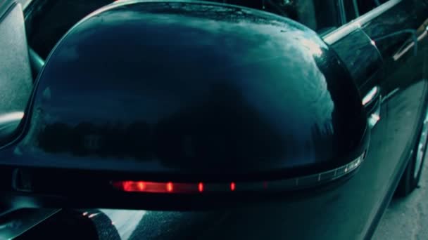 打开驾驶者侧镜上的指示器 慢动作中的汽车细节介绍 — 图库视频影像