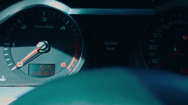車のダッシュボードパネル指標 スローモーションでの車の詳細プレゼンテーション — ストック動画