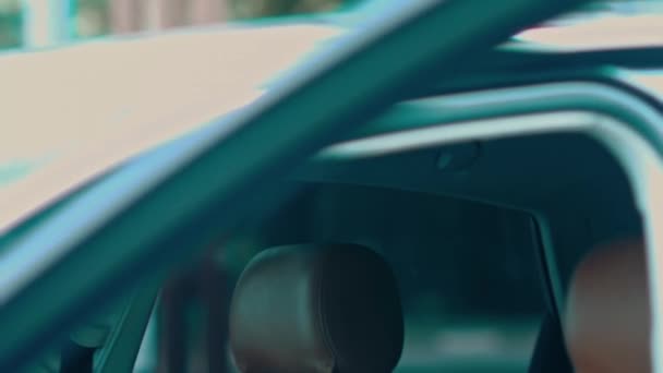 自動車に興味のある観客のための車のレビューを行う白斑を持つ男性の車の専門家 車の専門家の手とパネルのビュー — ストック動画