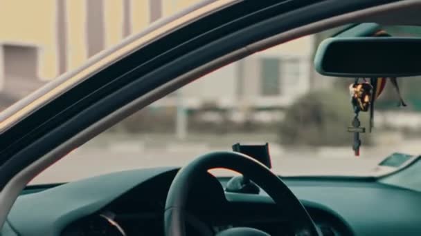 研究白垩风的男性汽车专家 为对汽车感兴趣的人对汽车进行评审 汽车专家的手和漏斗视图 — 图库视频影像
