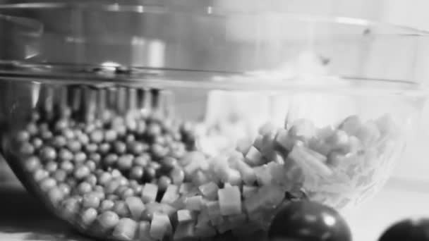 Інгредієнти Російського Традиційного Салату Олів Овочами Ясом Зимовий Салат Краєвид — стокове відео