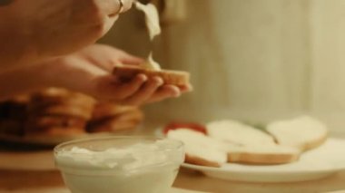Dilimlenmiş kahverengi ekmek. Ekmek dilimleme.