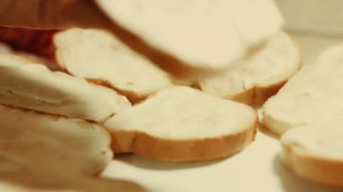 Dilimlenmiş kahverengi ekmek. Ekmek dilimleme.