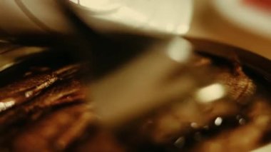 Eller ekmek yağına mayonez döker. Esprili kızarmış ekmeği biz yeriz. Tatil yemeği..