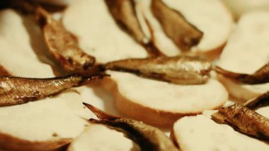 Eller ekmek yağına domates ve salatalık sürer. Esprili kızarmış ekmeği biz yeriz. Tatil yemeği..