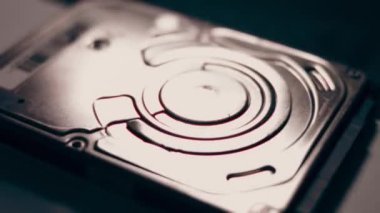 Hard disk stok görüntülerini kapatıyor. Bağlantıları ve devre kartı olan bir HDD sürücüsünün alt tarafını göstermek.