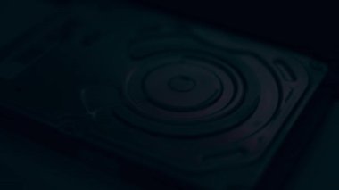 Hard disk stok görüntülerini kapatıyor. Bağlantıları ve devre kartı olan bir HDD sürücüsünün alt tarafını göstermek.