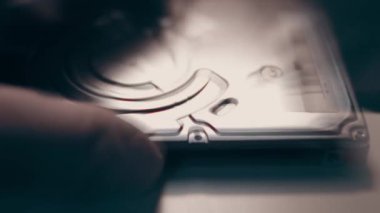 Hard disk stok görüntülerini kapatıyor. Bağlantıları ve devre kartı olan bir HDD sürücüsünün alt tarafını göstermek.