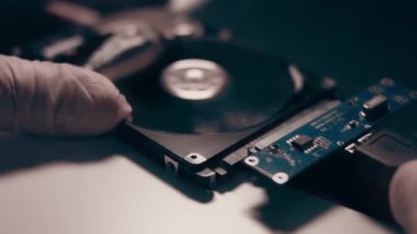 Çalışmanın makro kapanışı hdd sürücü sabit diski, yazma hareketi, manyetik başlık okuma.