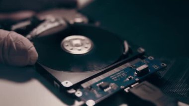 Çalışmanın makro kapanışı hdd sürücü sabit diski, yazma hareketi, manyetik başlık okuma.
