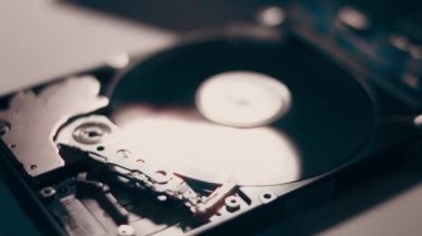 Çalışmanın makro kapanışı hdd sürücü sabit diski, yazma hareketi, manyetik başlık okuma.