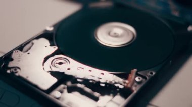 Çalışmanın makro kapanışı hdd sürücü sabit diski, yazma hareketi, manyetik başlık okuma.