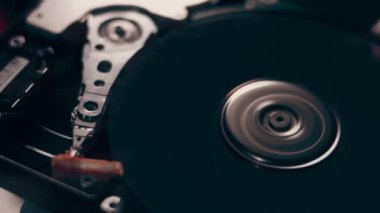 Çalışmanın makro kapanışı hdd sürücü sabit diski, yazma hareketi, manyetik başlık okuma.