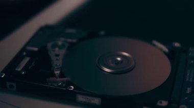 Çalışmanın makro kapanışı hdd sürücü sabit diski, yazma hareketi, manyetik başlık okuma.