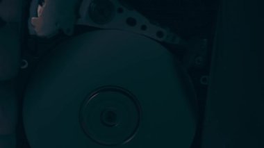 Çalışmanın makro kapanışı hdd sürücü sabit diski, yazma hareketi, manyetik başlık okuma.