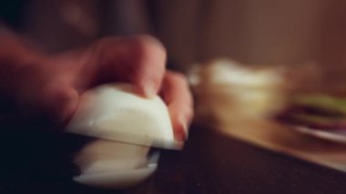 Bir mozarella topunu kesim masasında dilimlemek. Makro görünüm.