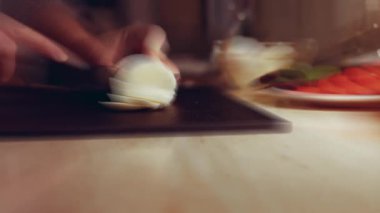 Bir mozarella topunu kesim masasında dilimlemek. Makro görünüm.