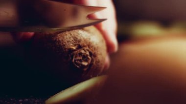 Siyah mermer kesme tahtasındaki sulu yeşil kiviyi soyuyordum. Zaman Uygulaması.