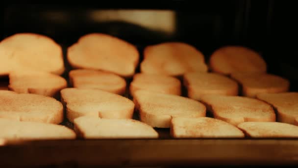 茶色のパンをスライスでカット パンのスライス — ストック動画