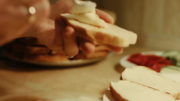 茶色のパンをスライスでカット パンのスライス — ストック動画