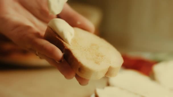 Коричневый Хлеб Нарезанный Кусками Нарезка Хлеба — стоковое видео