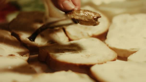 Ruce Namazané Majonézou Chlebové Máslo Vezmeme Přípitek Šproty Rekreační Jídlo — Stock video