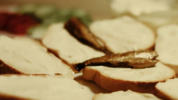 Руки Намазывают Майонез Хлебное Масло Возьмем Тост Шпротами Праздничная Еда — стоковое видео