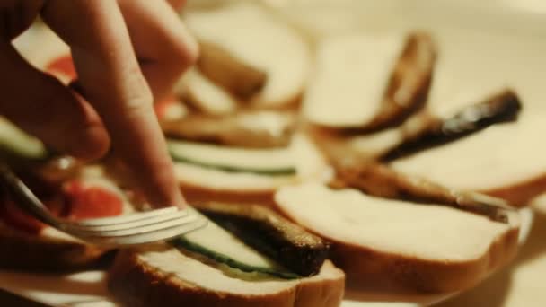 Mãos Estendem Tomates Pepinos Manteiga Pão Levamos Espadilhas Assadas Comida — Vídeo de Stock