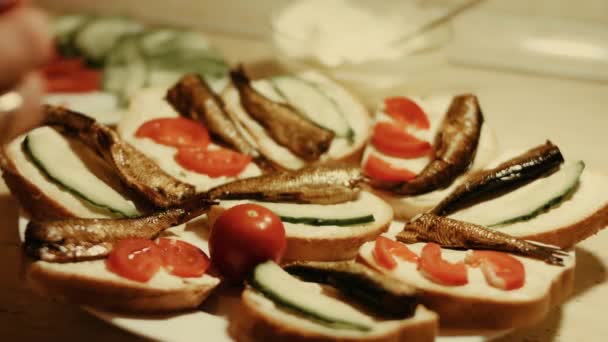 Dłonie Rozkładają Pomidory Ogórki Masło Chlebowe Weźmiemy Tosty Szprotami Żywność — Wideo stockowe