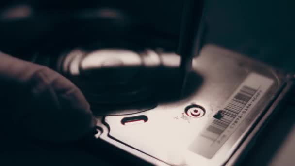 클로즈업 드라이버는 컴퓨터 드라이브의 나사를 손이스 드라이버로 컴퓨터 드라이브의 나사를 — 비디오