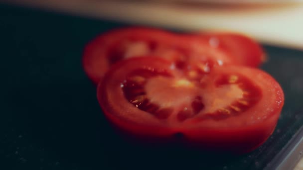 まな板に新鮮なトマトを切る包丁で女性の手 健康的な食事 — ストック動画