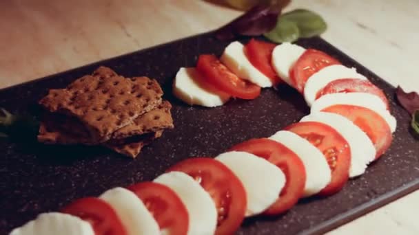 Caprese Prato Nacional Italiano Tomates Fatiados Mussarela Dispostos Forma Cana — Vídeo de Stock