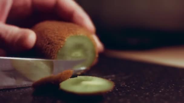 Een Sappige Groene Kiwi Pellen Een Zwart Marmeren Snijplank Tijdsverloop — Stockvideo