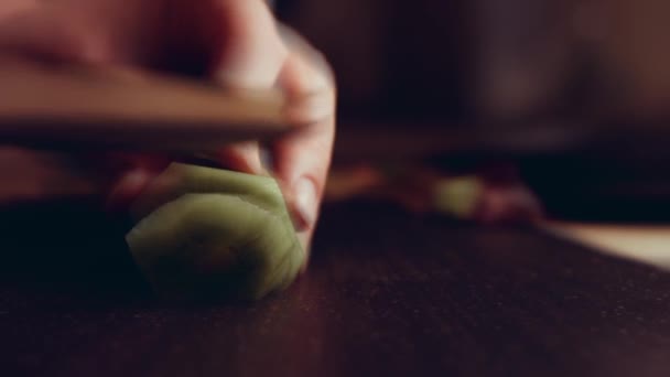 Peeling Šťavnaté Zelené Kiwi Černé Mramorové Řezací Prkno Včasná — Stock video