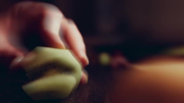 Peeling Šťavnaté Zelené Kiwi Černé Mramorové Řezací Prkno Včasná — Stock video