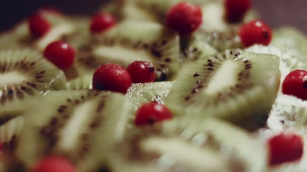 Sappige Verse Kiwi Rode Bessen Vorm Van Een Kerstboom Een — Stockvideo