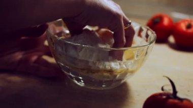 Makro pişmiş ravioli manzarası. Tipik bir İtalyan yemeği olan ravioli hazırlamak, eski İtalyan geleneğine göre ev yapımı. 4K video.