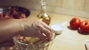 Undan elde edilen hamur işlemini kapat. Tavuk yumurtası ve cam kasede bir yığın beyaz un. Ravioli hazırlama işlemi. 4K video. Yavaş çekim.