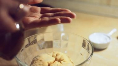 Undan elde edilen hamur işlemini kapat. Tavuk yumurtası ve cam kasede bir yığın beyaz un. Ravioli hazırlama işlemi. 4K video. Yavaş çekim.