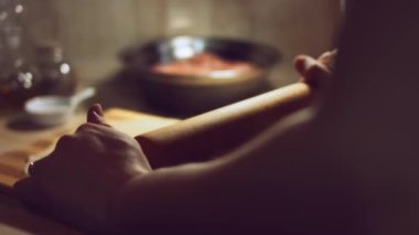 Yuvarlanmaya hazır bir hamurun merdaneyle yakın plan çekimi. Evde ravioli hazırlama süreci. 4K video.