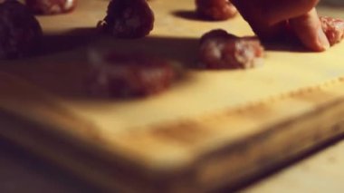 Eti hamurla kaplayan kadın eli yakın plan. Tipik bir İtalyan yemeği olan ravioli hazırlamak, eski İtalyan geleneğine göre ev yapımı. 4K video