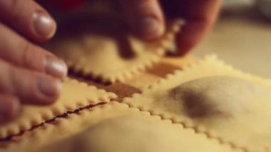 Taze ravioli 'nin üzerine un dök. Tipik bir İtalyan yemeği olan ravioli hazırlamak, eski İtalyan geleneğine göre ev yapımı. 4K video.