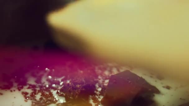 Французский Десертный Шоколадный Эклер Разливать Расплавленный Шоколад Эклеры — стоковое видео