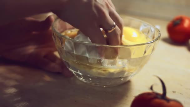 从面粉中提取手工面团的密闭过程 鸡蛋和一堆白面粉在玻璃碗里 准备大提琴的过程 4K视频 慢动作 — 图库视频影像